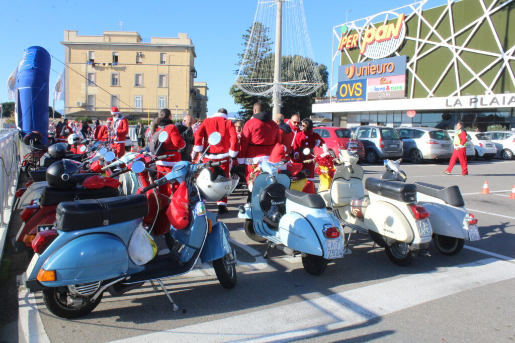 Babbo Natale in Vespa con il Vespa Club Cagliari e Vespa Club città di  Karalis - TuttoMotorieNews • News ed Eventi Automobilistici in Sardegna